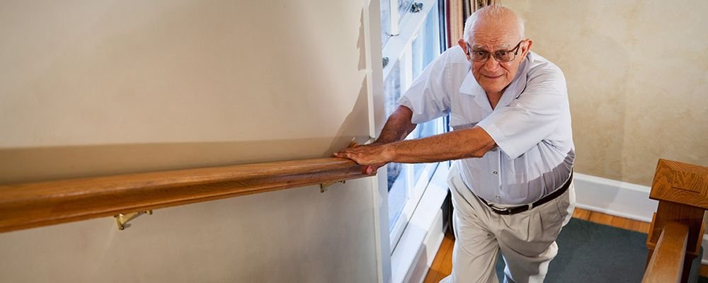 cómo subir a una persona mayor por las escaleras cómo subir a una persona mayor por las escaleras